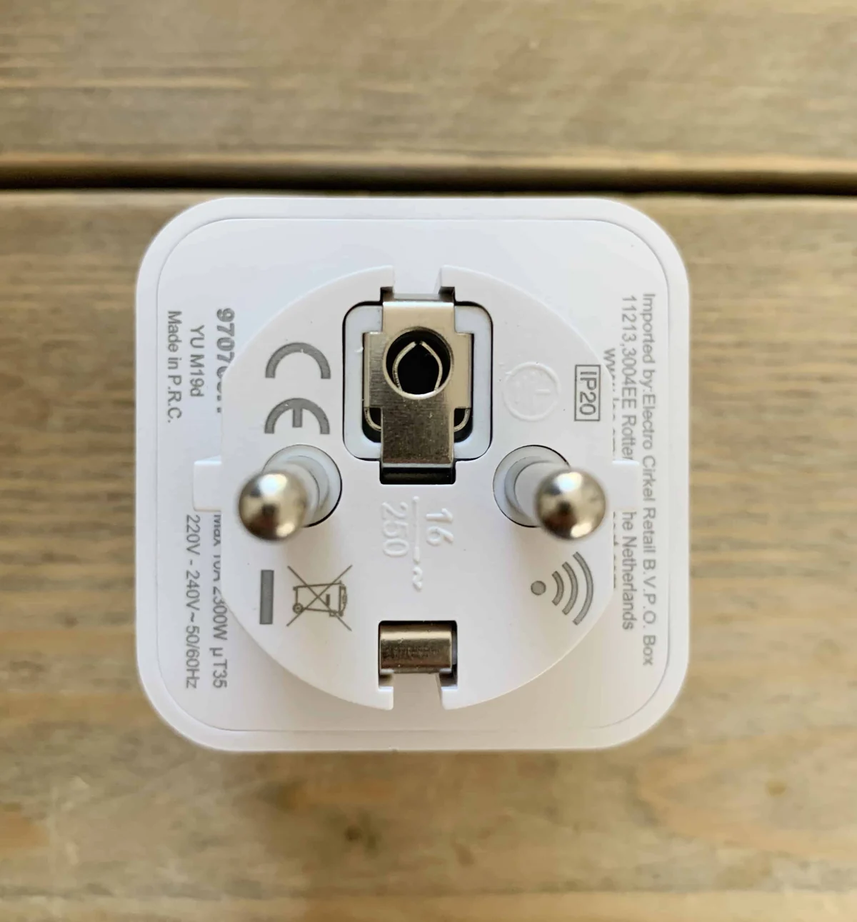 The back of the plug with its label: CE mark, IP20, 220-240 V and the model code YU M19d