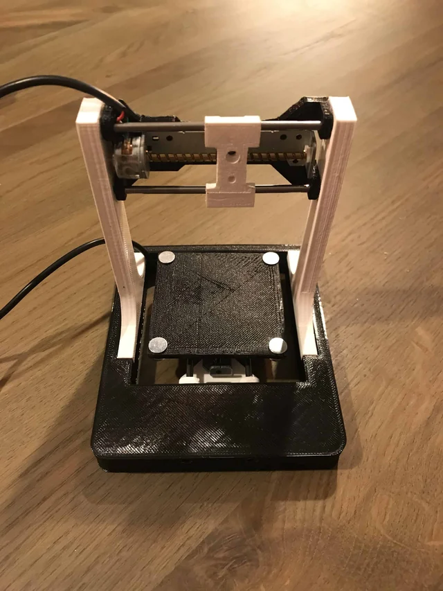 The assembled engraver with a white frame on a black base