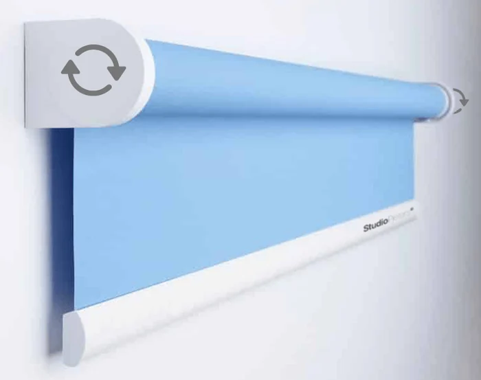 A roller blind with a motor on the right end and arrows that show the opposite direction of rotation